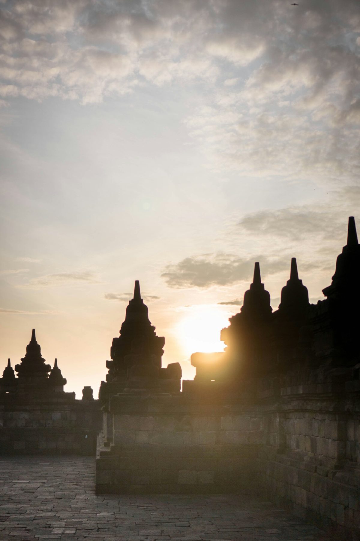 朝日に輝くBorobudur寺院—インドネシア中部ジャワに佇む世界最大の仏教建造物。9層の石造テラスに504体の仏像が配された壮麗な遺跡です。ユネスコ世界遺産(1991年登録、登録番号592)。